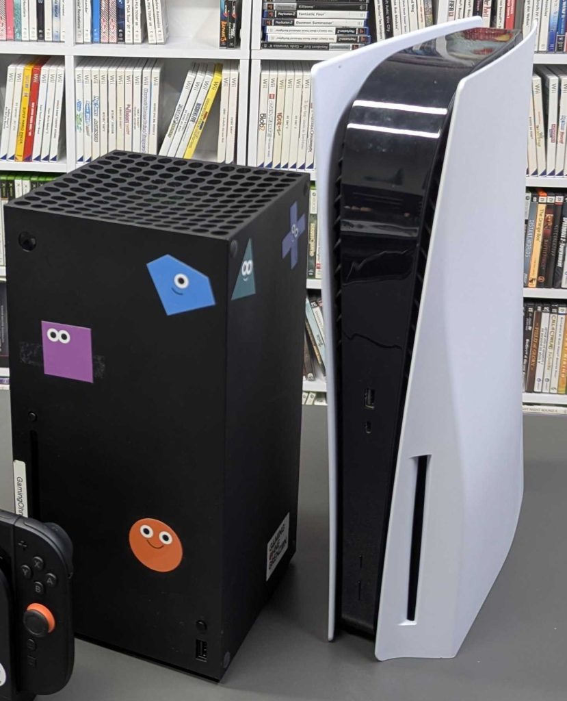 Xbox Series X et PlayStation 5 côte à côte, les deux consoles sur lesquelles Skate 4 est jouable