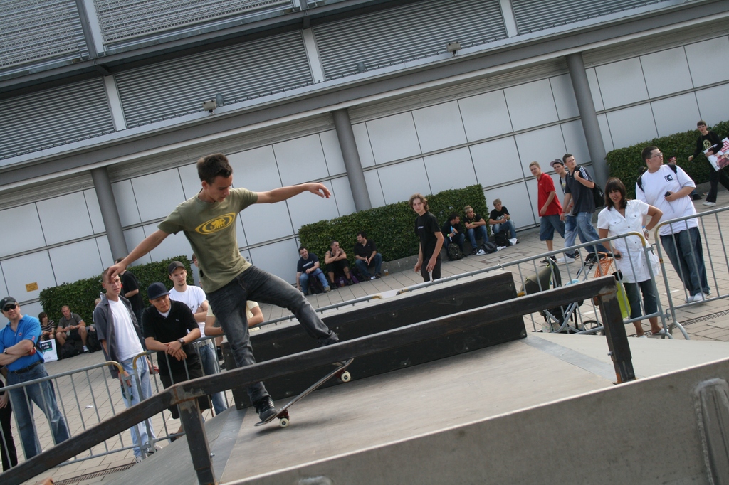 Games Convention de Leipzig, août 2007 : un skateur en démonstration devant le public pour la promotion du premier jeu Skate d’EA