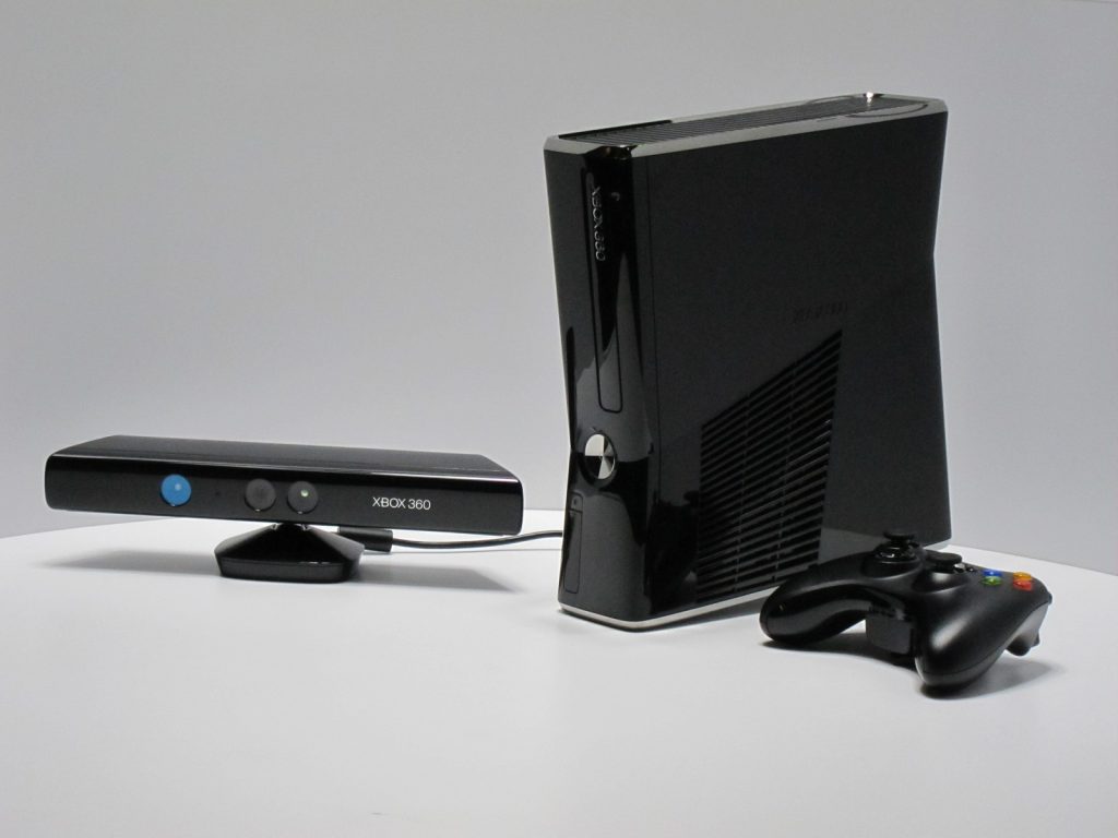 Xbox 360 S avec manette et capteur Kinect à l’E3 2010, la génération de consoles de Skate 3