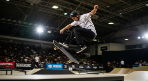 Skateboarder réalisant un kickflip en compétition SLS Sydney 2026 devant les spectateurs