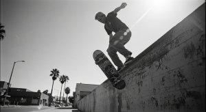Natas Kaupas street skating wallride Santa Monica années 80 photographie noir et blanc