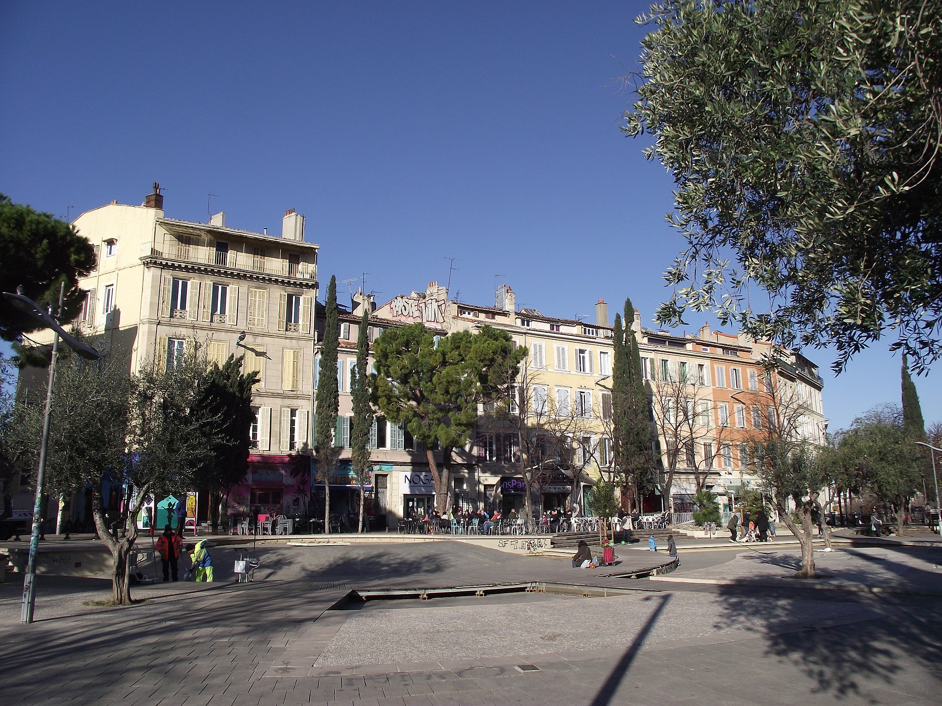 Cours Julien Marseille fontaine bords en pierre nosegrind spot skate