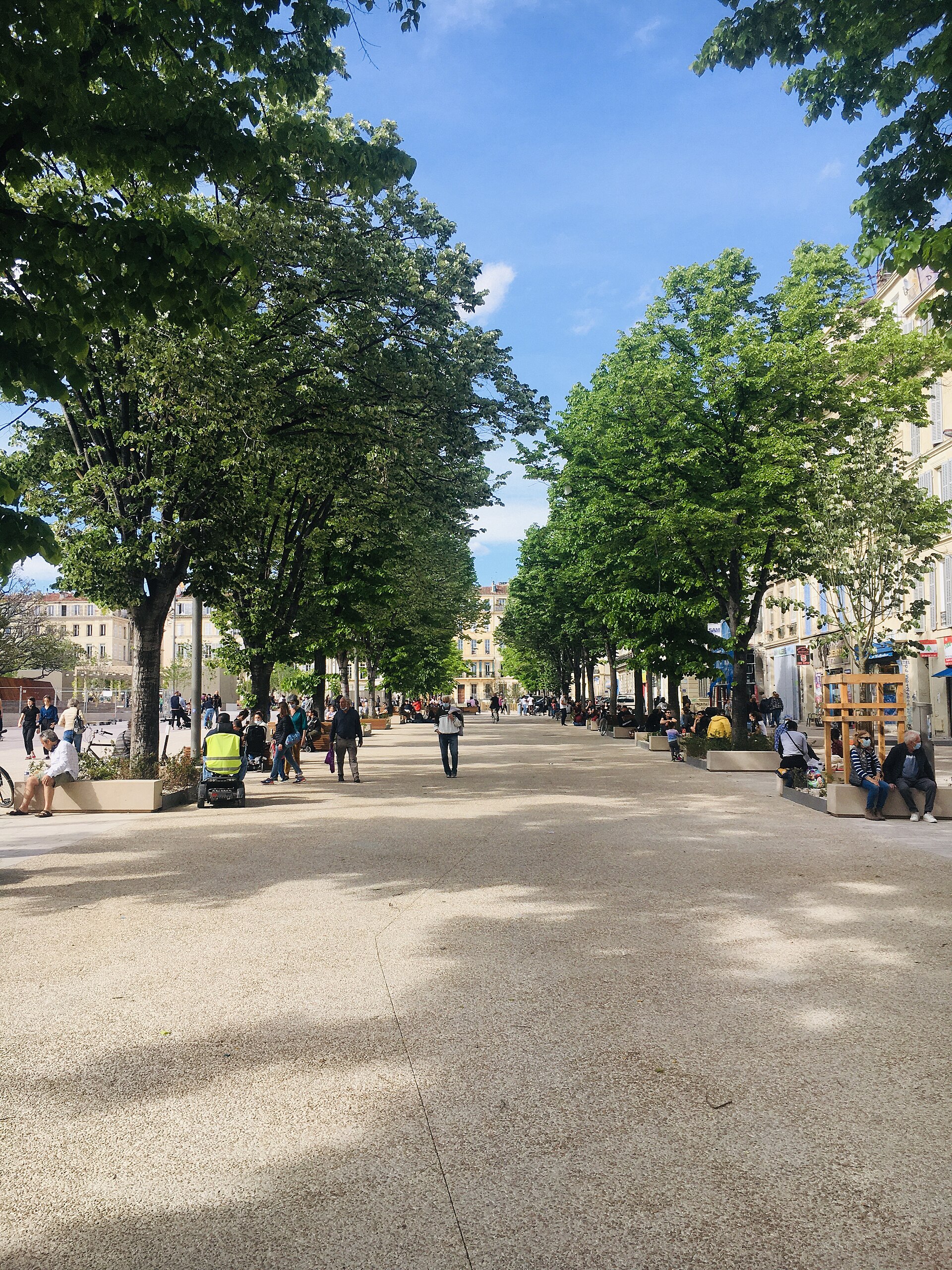 Place Jean-Jaurès La Plaine Marseille dalle granit skate