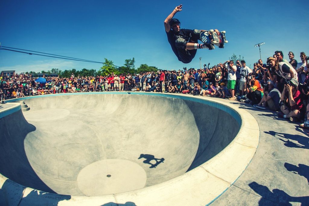 Tony Hawk en aérien au-dessus du bowl d’Ann Arbor en 2014, des centaines de gamins autour du bowl
