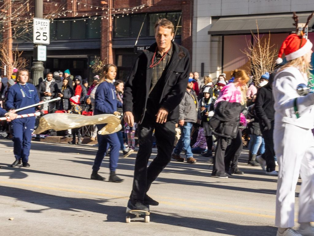 Tony Hawk sur sa planche dans la parade de Thanksgiving de Detroit en 2022, un an après sa fracture du fémur