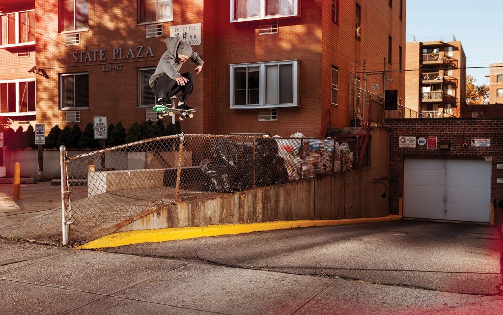 Brandon Westgate en frontside flip au-dessus d’un grillage à Queens, New York, le street physique de sa part dans Stay Gold
