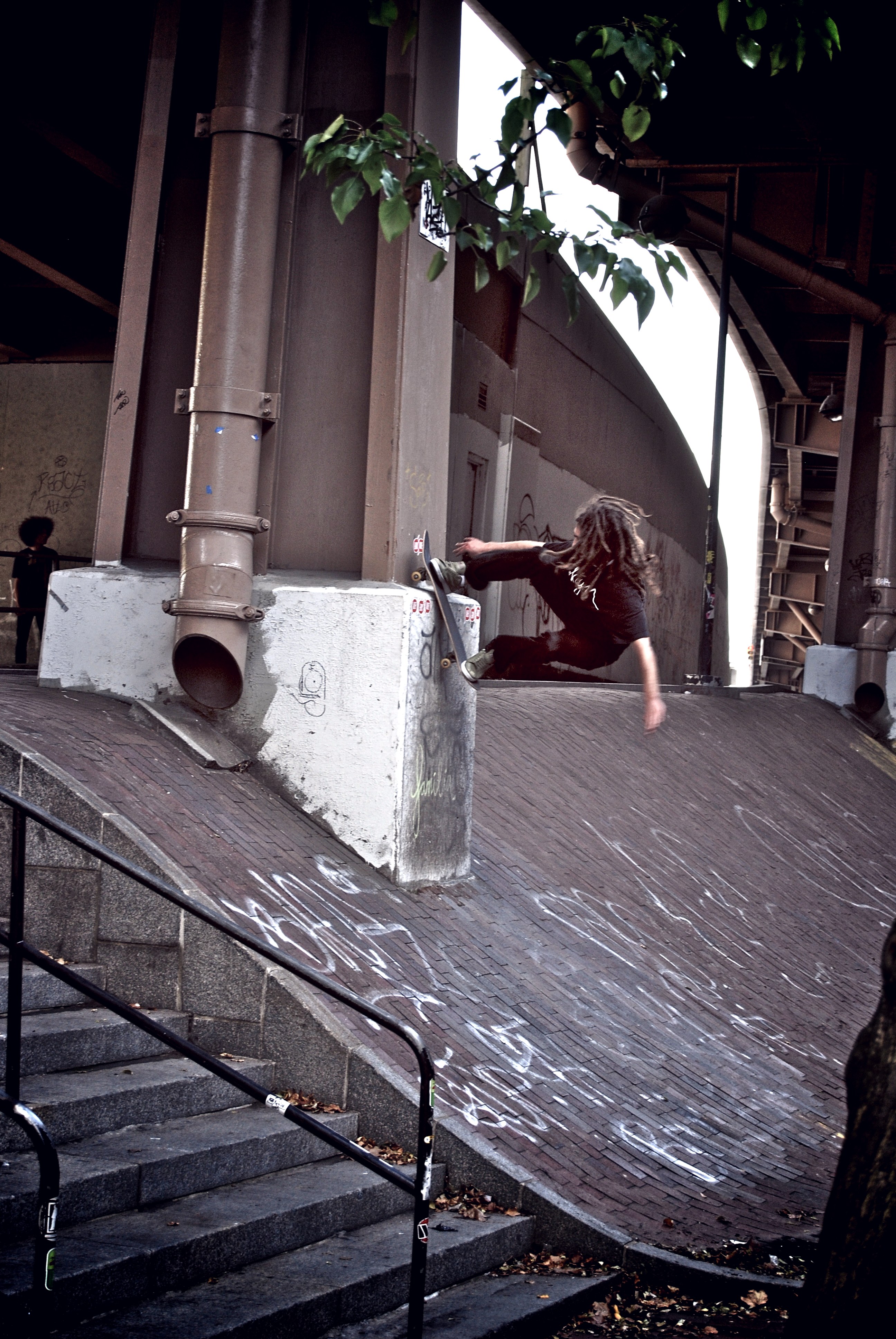 Skateur sur les banks de brique inclinées des Brooklyn Banks, New York