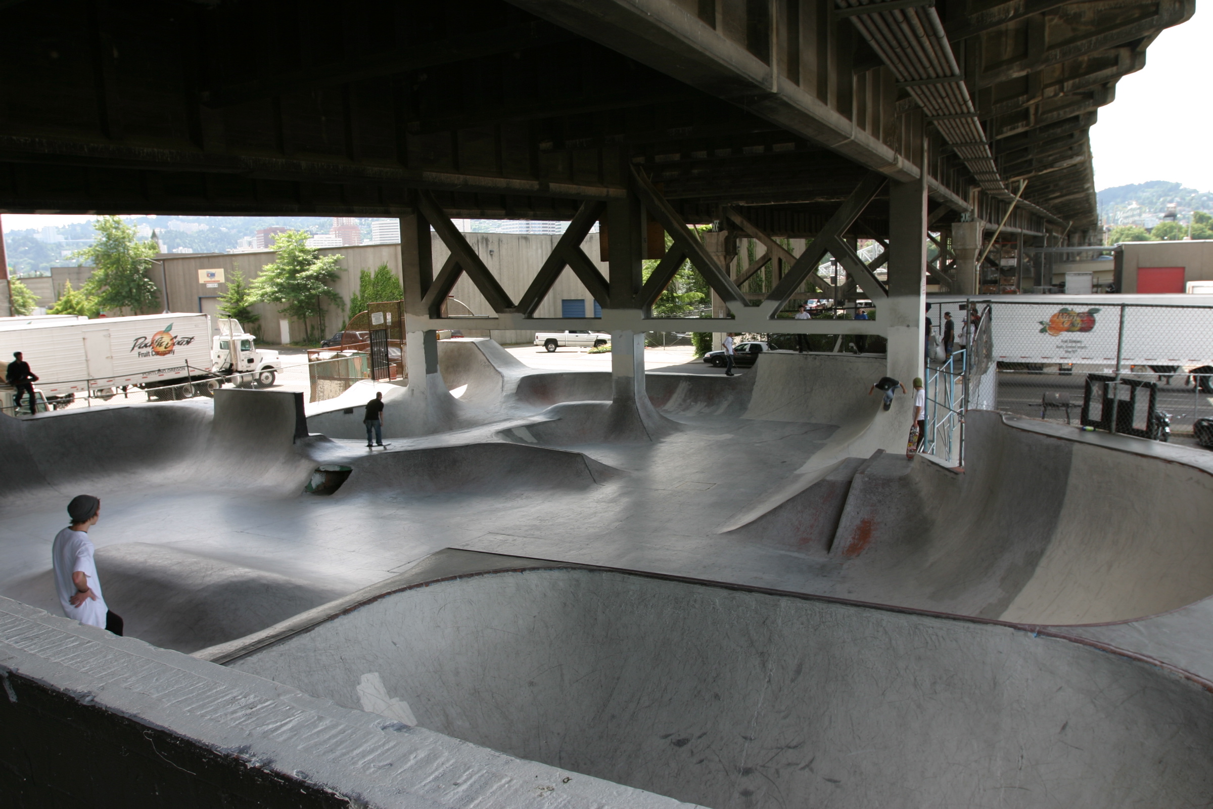 Burnside Skatepark Portland — session de skate dans le bowl béton sous le Burnside Bridge
