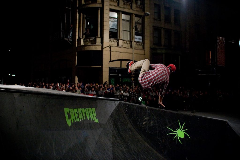 Eric Koston en frontside dans le bowl Creature au Vans Downtown Showdown 2008, huit ans après sa part dans Menikmati