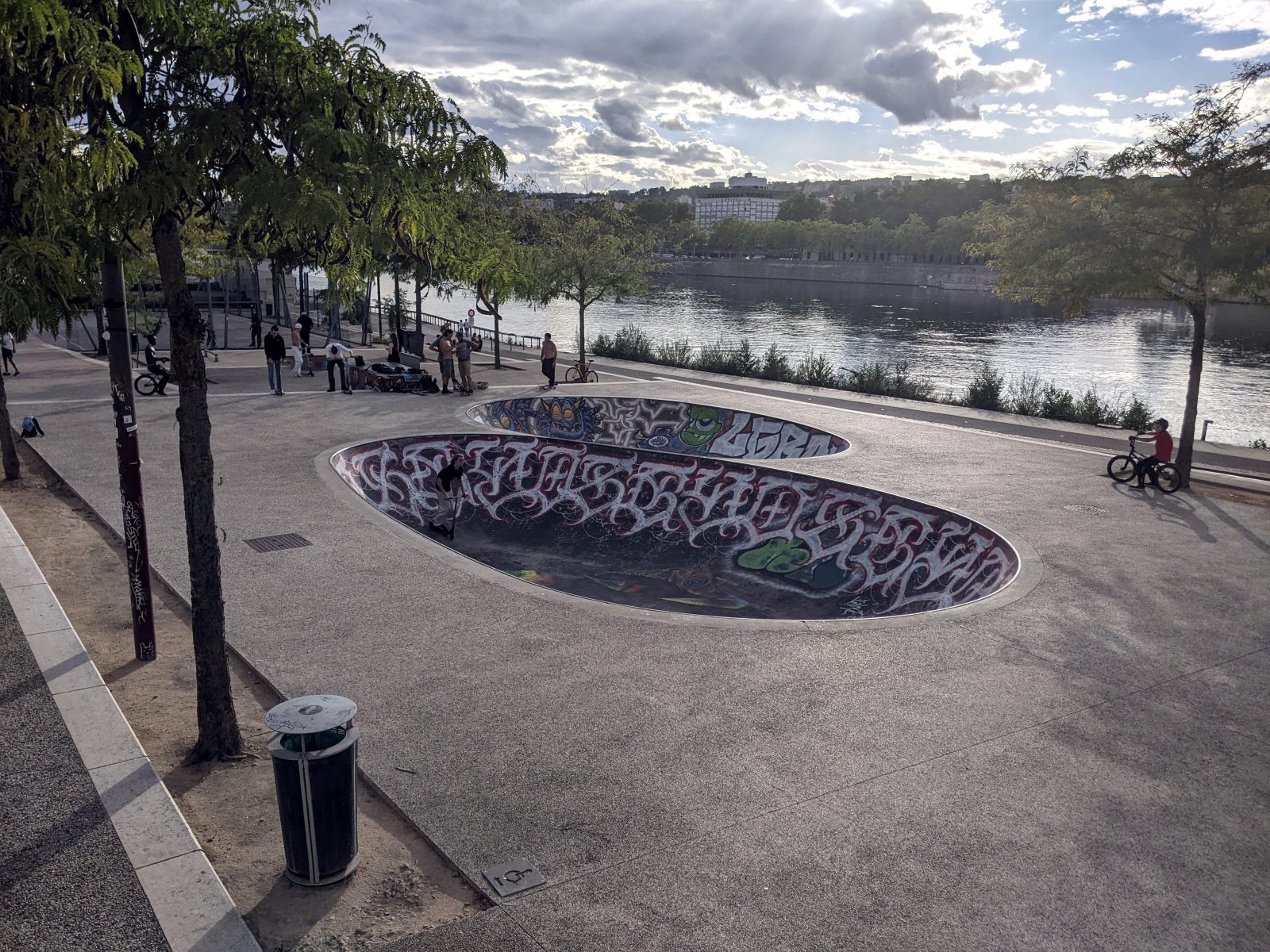 Bowl du skatepark de la Guillotière sur les berges du Rhône à Lyon, béton graffé au bord de l&rsquo;eau