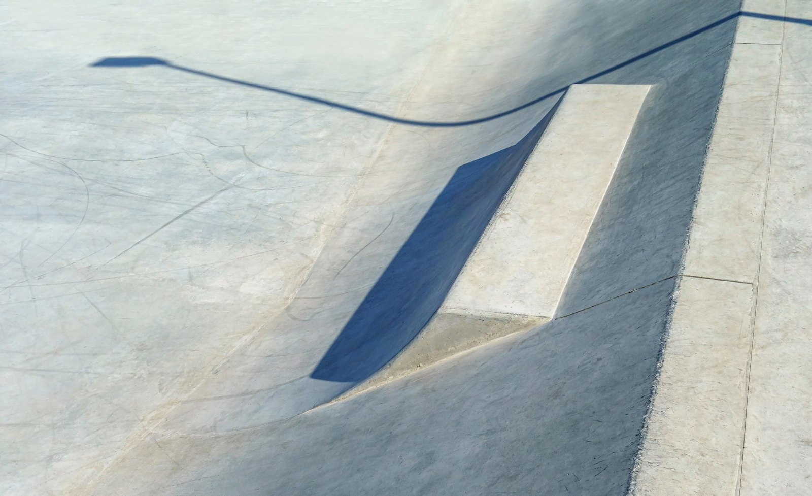 Skatepark en béton brut — l'architecture que la génération street a transformée en terrain de jeu