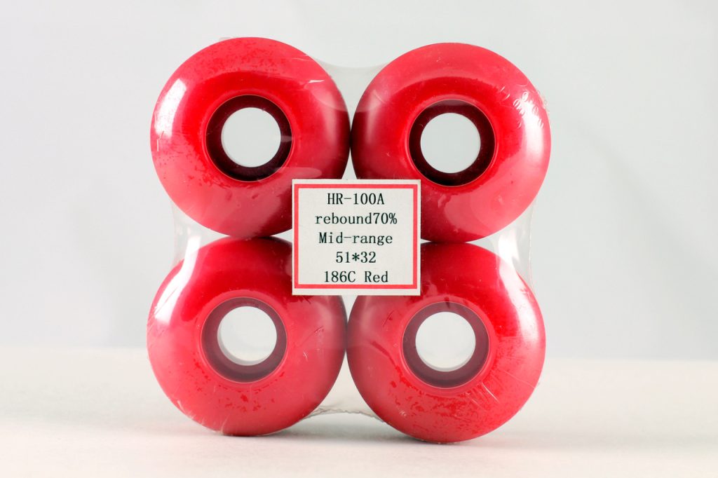 Sachet de quatre roues de skate rouges étiqueté HR-100A, 51 x 32 mm : la dureté 100A est écrite sur l’emballage