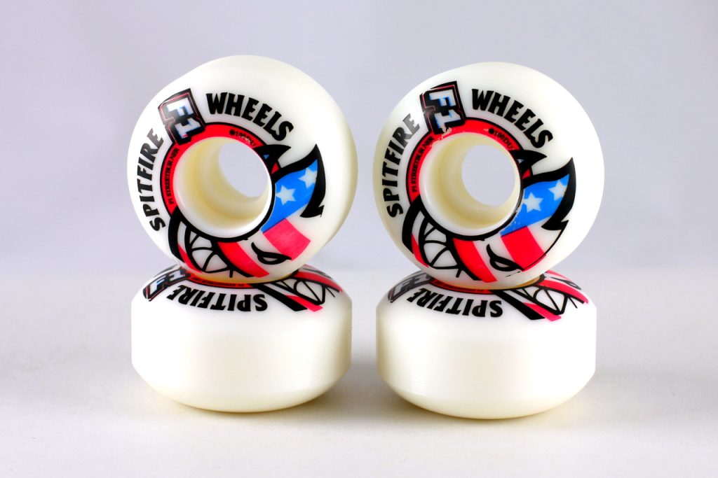 Quatre roues Spitfire Wheels blanches, la marque de roues de référence en street