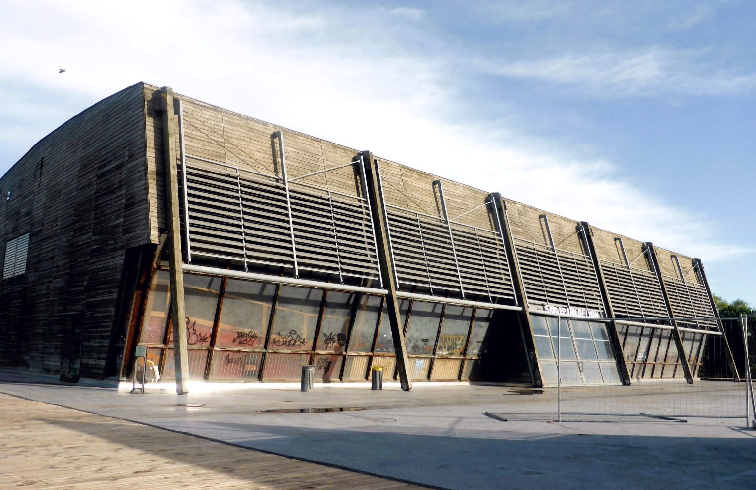 Le hall en bois du skatepark de Lyon Gerland vu depuis l&rsquo;esplanade, un jour sans personne