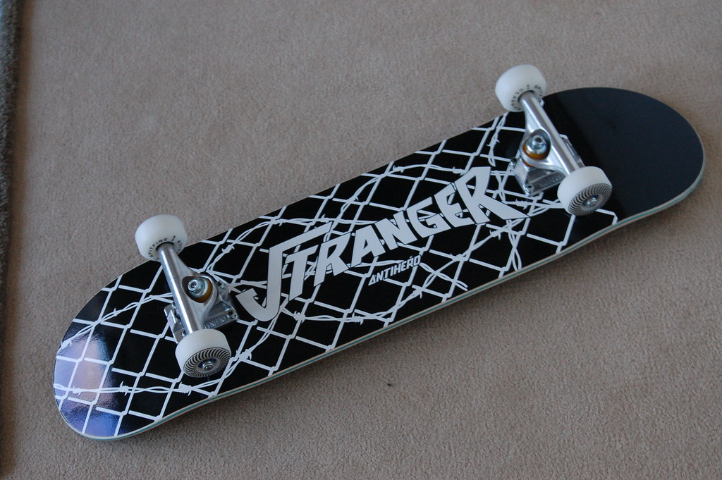 Deck Anti-Hero pro model Julien Stranger, graphisme barbelés et grillage noir et blanc