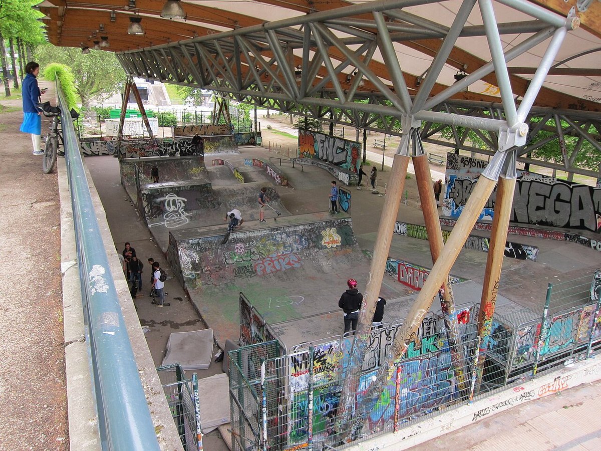 Le skatepark couvert de Bercy à Paris, modules en béton graffés sous la toiture, avant sa rénovation