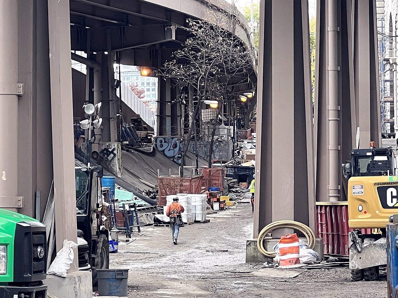 Chantier de restauration des Brooklyn Banks sous le pont de Brooklyn, novembre 2023