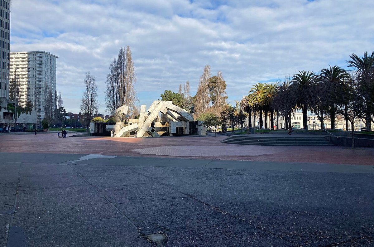 Vue de l'Embarcadero Plaza (EMB) à San Francisco, spot mythique du street skating des années 90