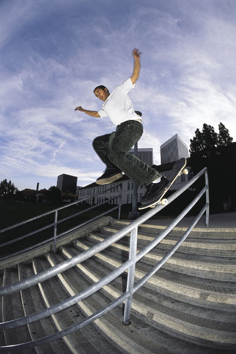 Eric Koston en crooked grind sur un rail de marches, photo emblématique du cofondateur de The Berrics