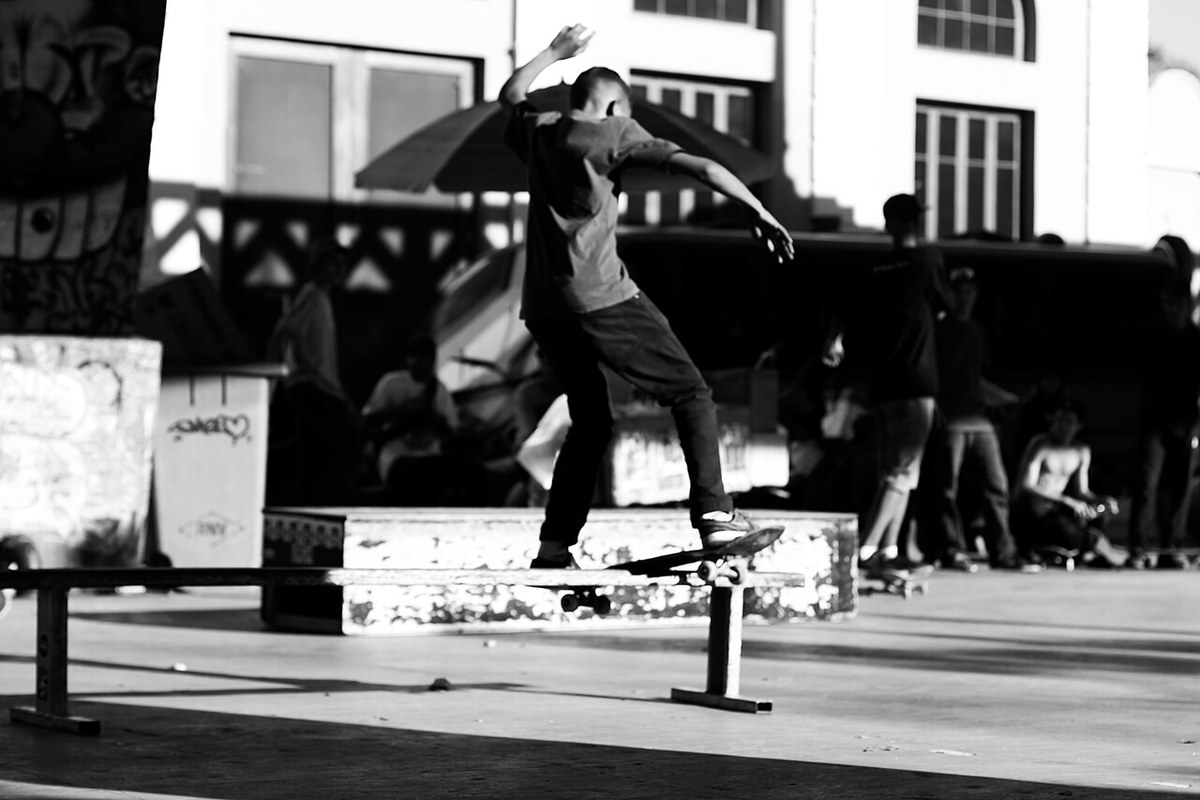 Skateur en slide sur un rail pendant un game of S.K.A.T.E., battle de skate en noir et blanc
