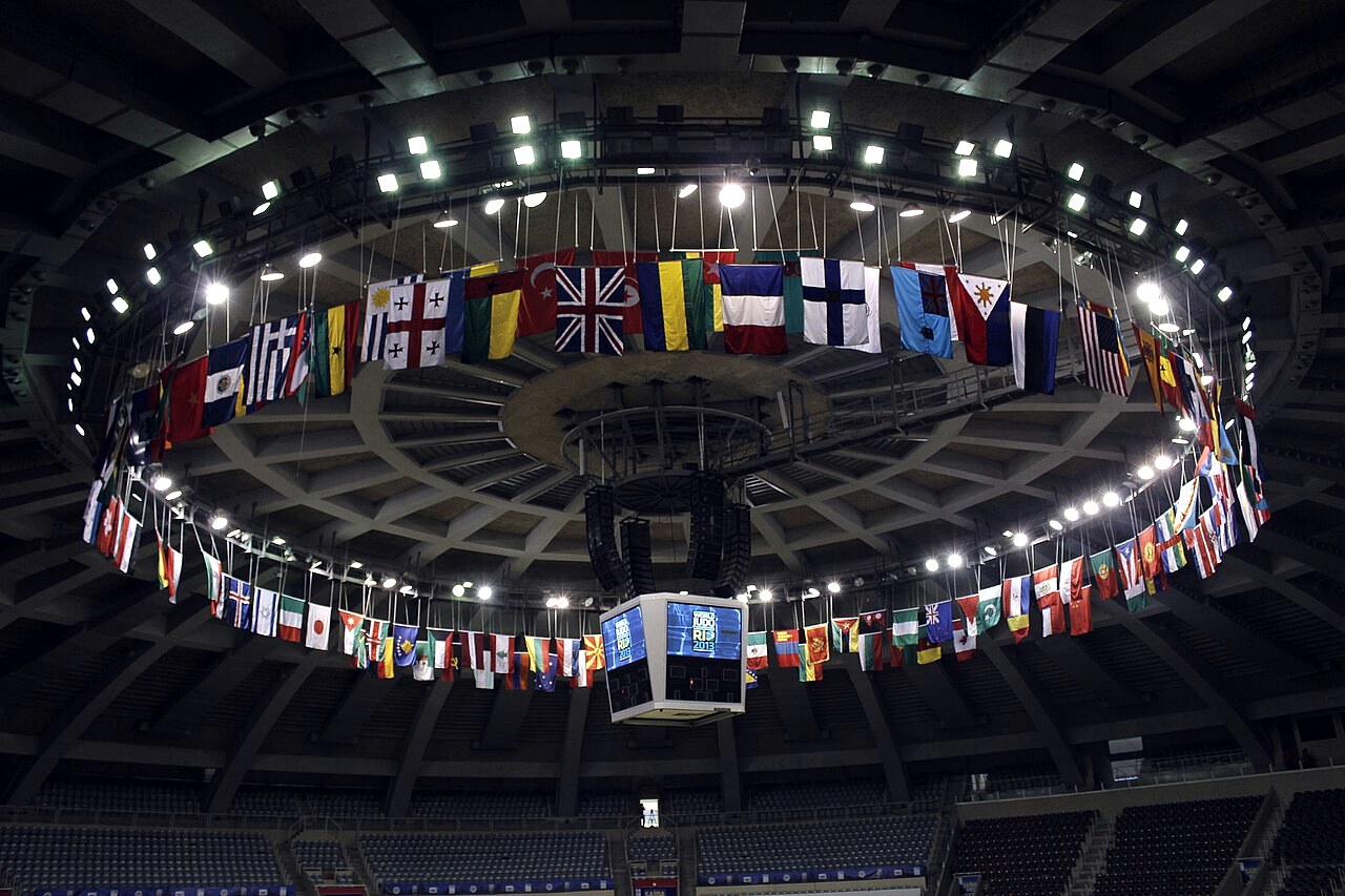 Intérieur du Maracanãzinho de Rio, drapeaux suspendus sous la coupole de l'arène