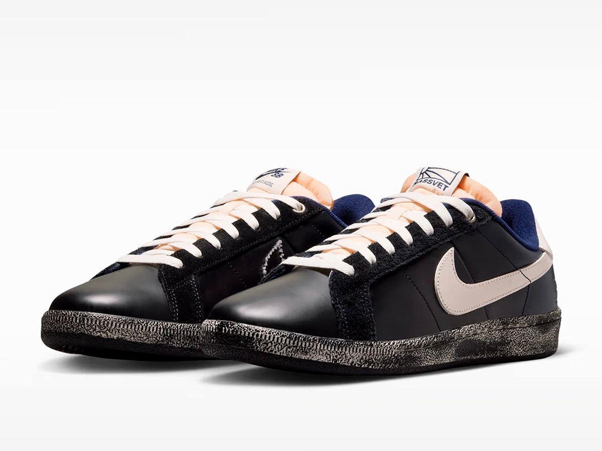 La paire Nike SB x Rassvet Tennis Classic vue de trois quarts, languette mousse pêche et talon Blue Void