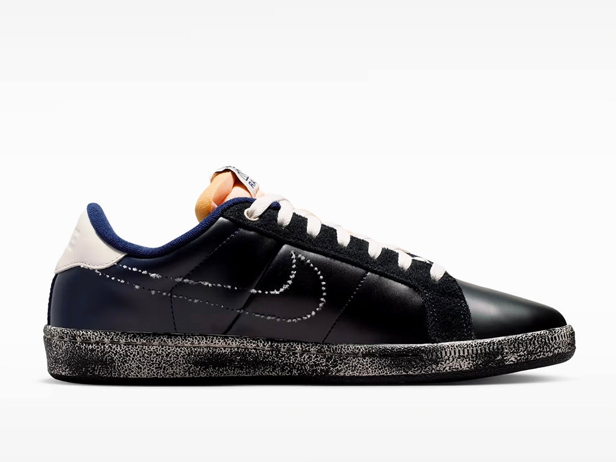 Face interne de la Nike SB x Rassvet Tennis Classic avec Swoosh cousu en pointillé et semelle Sail usée