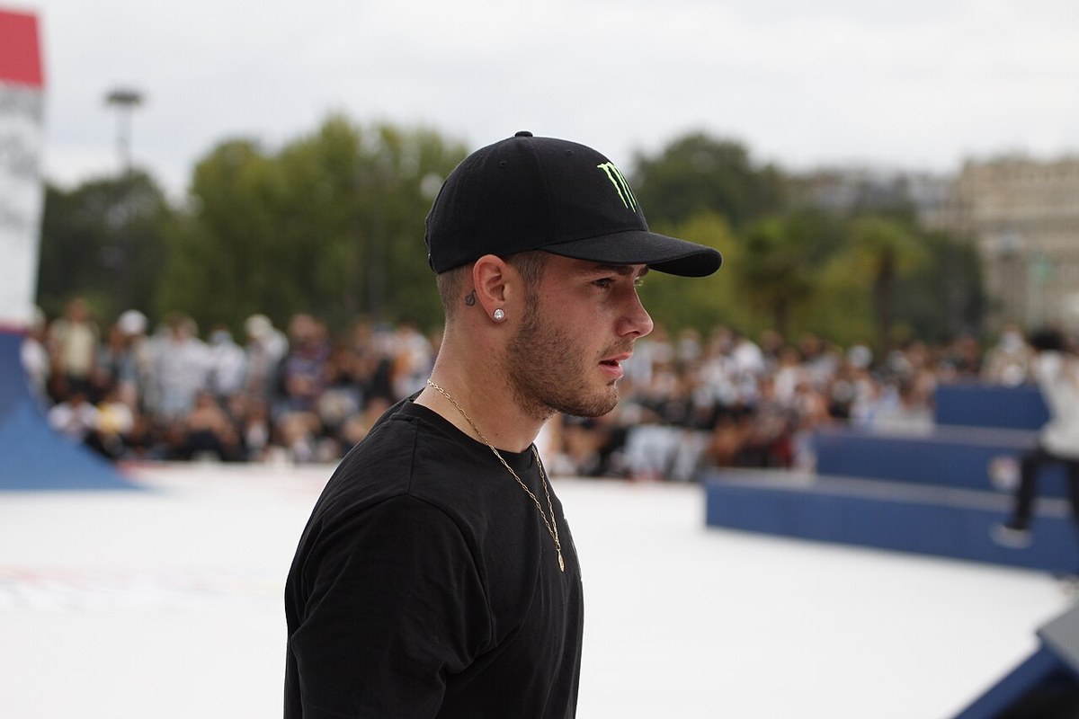 Aurélien Giraud, skateur français, de profil casquette noire lors du Red Bull Paris Conquest 2021