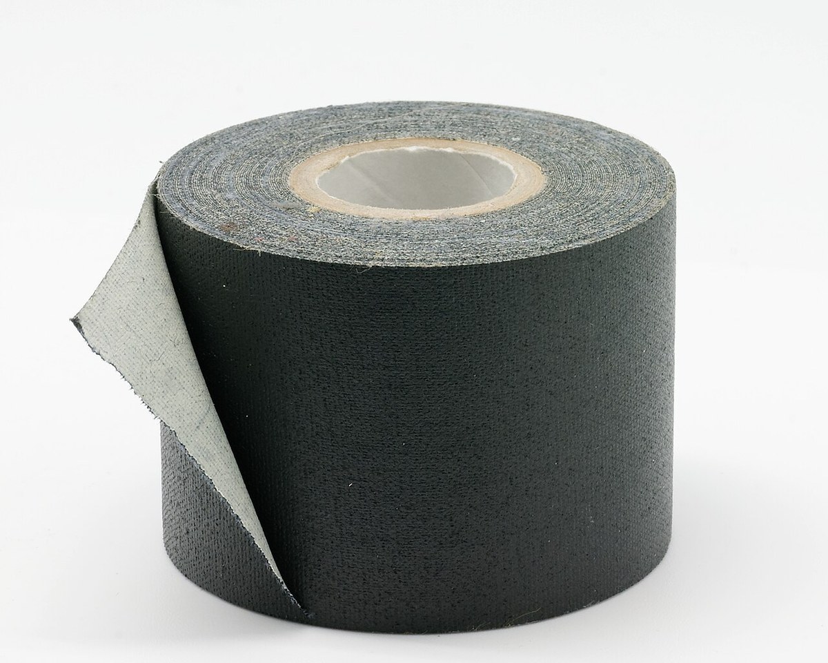 Rouleau de gaffer tape noir 50 mm, celui qu'on enroule sur l'avant-pied avant la session