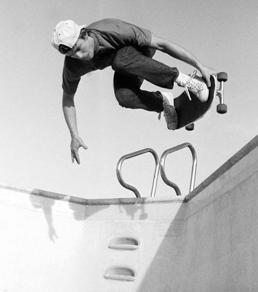 Mike Smith en air au-dessus d’un pool de backyard à Palos Verdes, Californie, en 1985