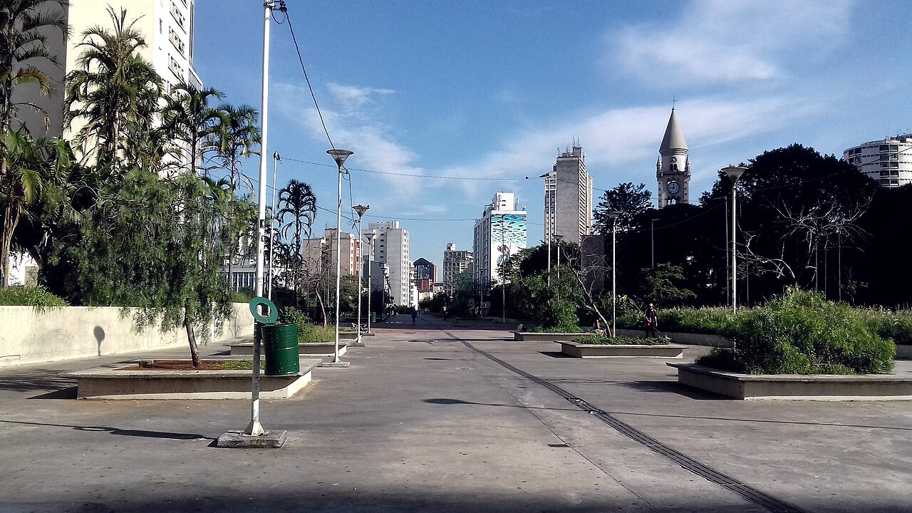 Dalle plate et bancs en béton de la Praça Roosevelt à São Paulo