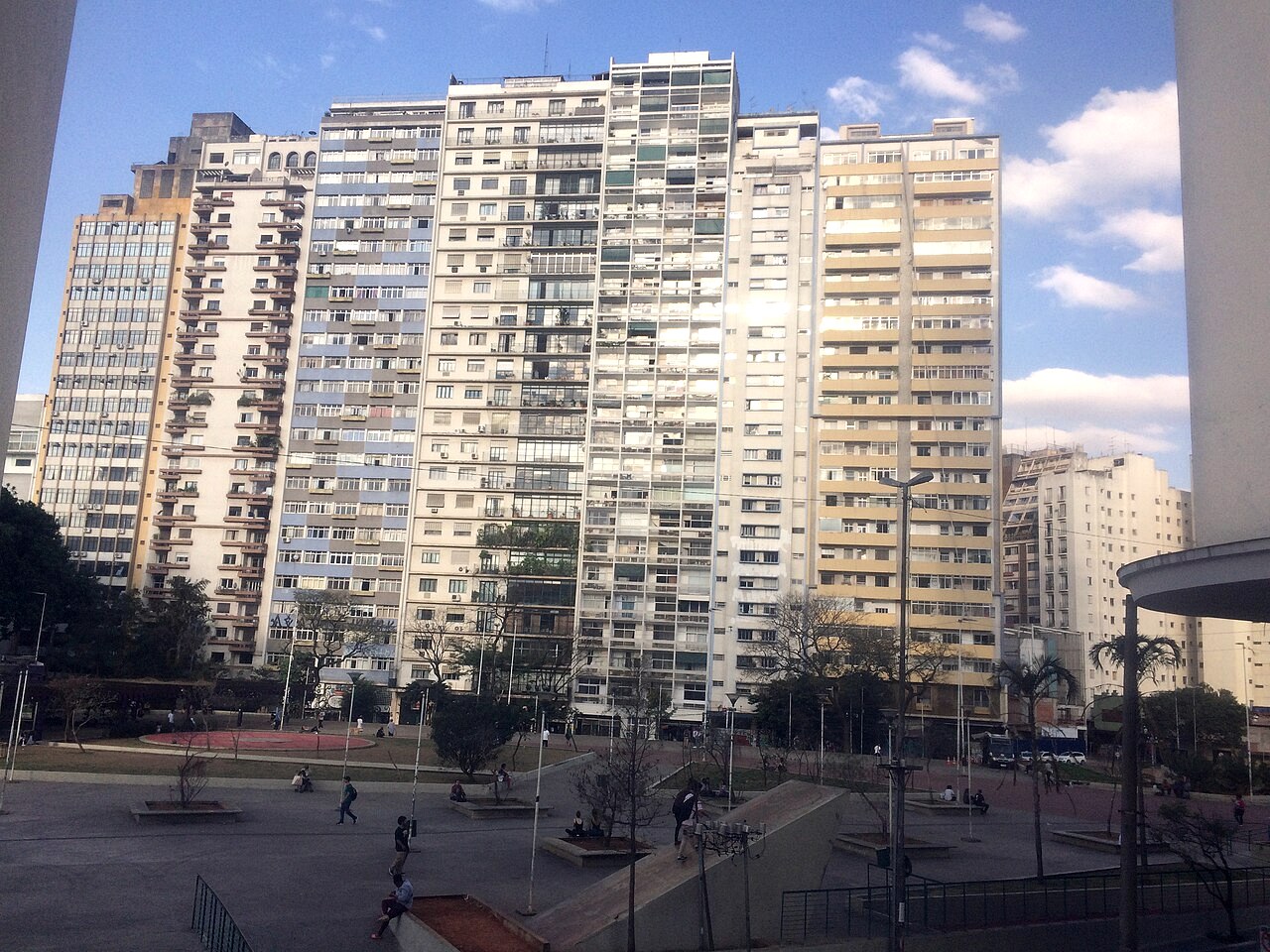 Plateau béton de la Praça Roosevelt rénovée à São Paulo vu depuis la rue