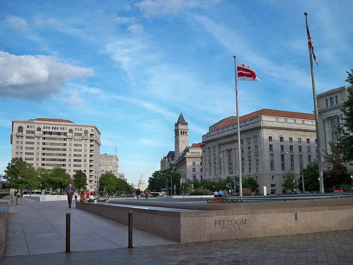 Freedom Plaza (Pulaski) à Washington DC, ses ledges et marches en granit, spot légendaire de la scène skate