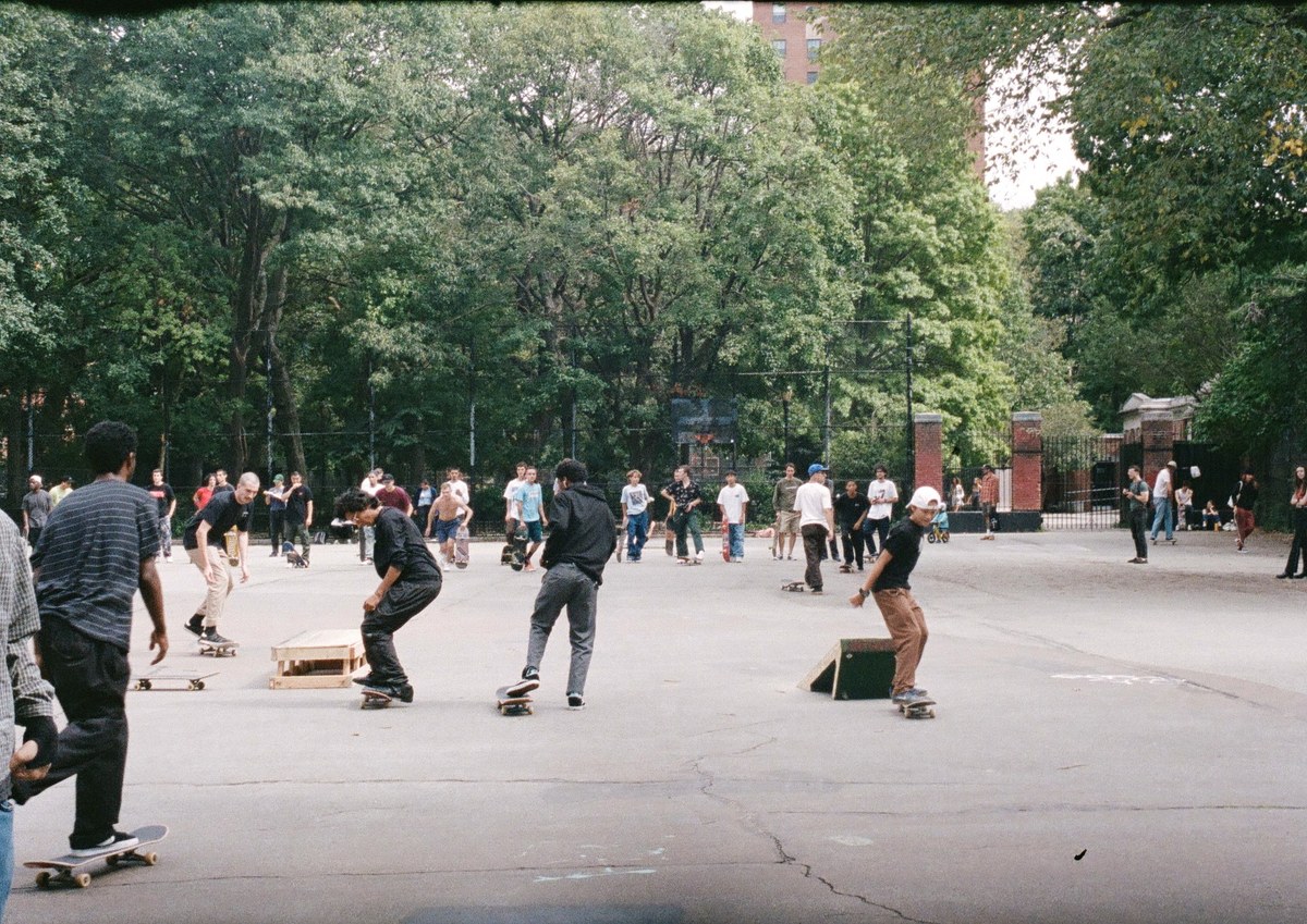 Session de skate dans un parc urbain, riders de tous âges sur le bitume