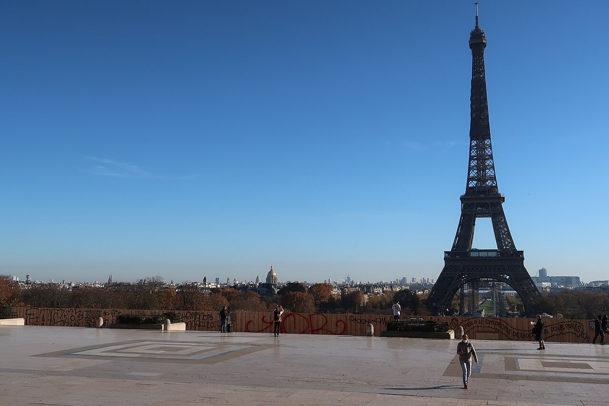 Esplanade du Trocadéro à Paris avec ses dalles en pierre face à la Tour Eiffel