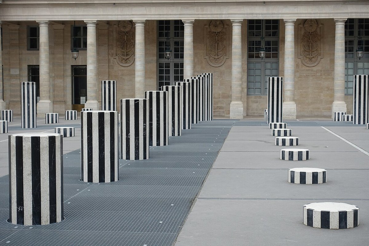 Colonnes de Buren dans la cour du Palais Royal à Paris, spot de skate iconique