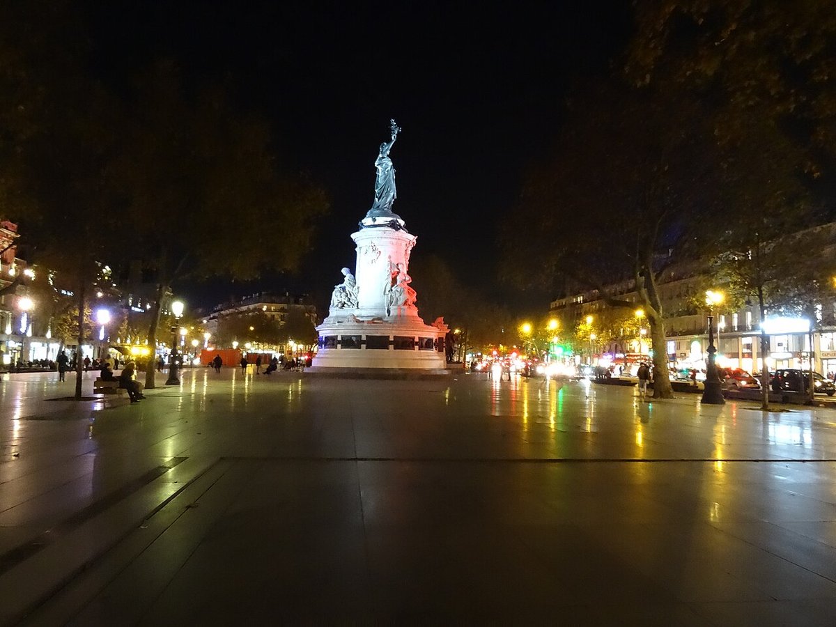 Place de la République à Paris de nuit, point de rendez-vous de la communauté skate