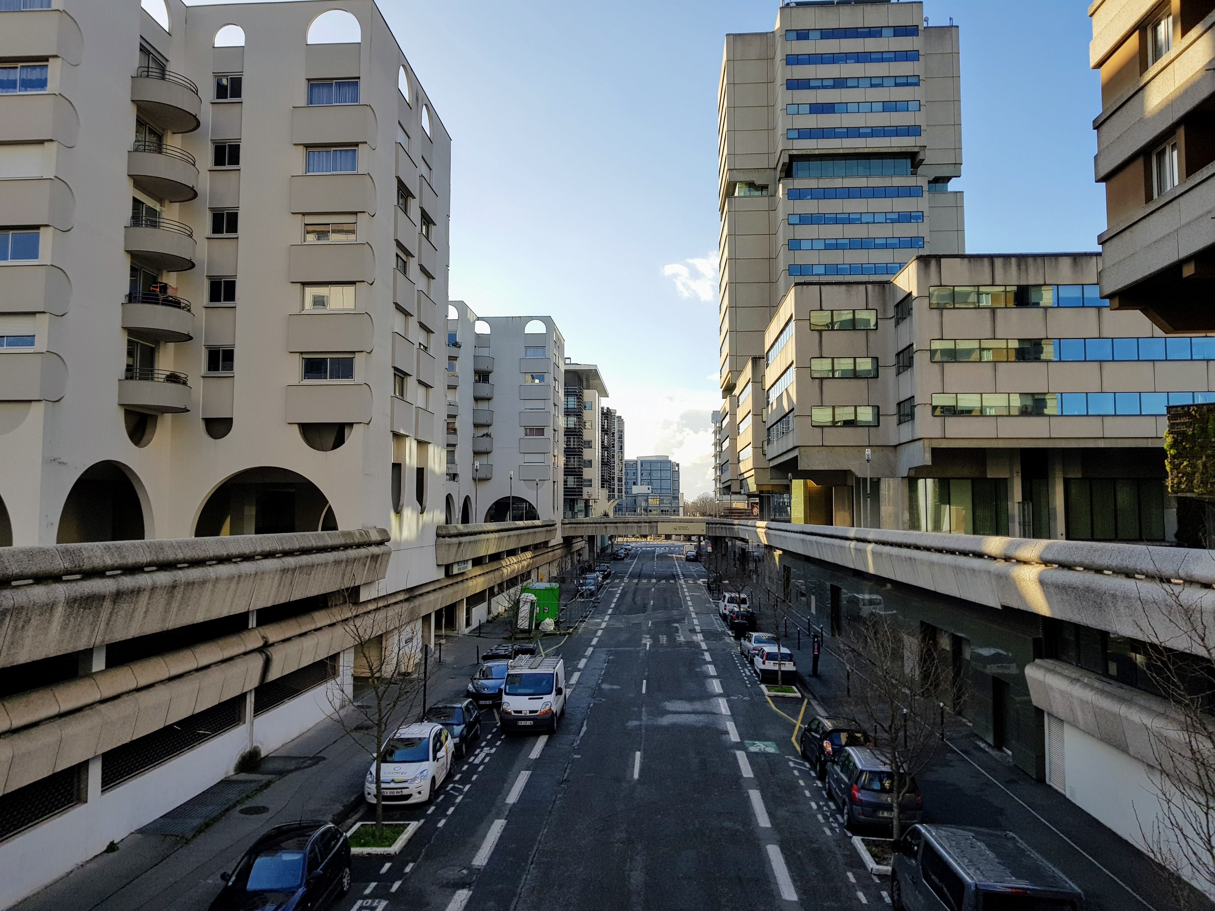 Architecture brutaliste du quartier Mériadeck à Bordeaux, dalle et béton
