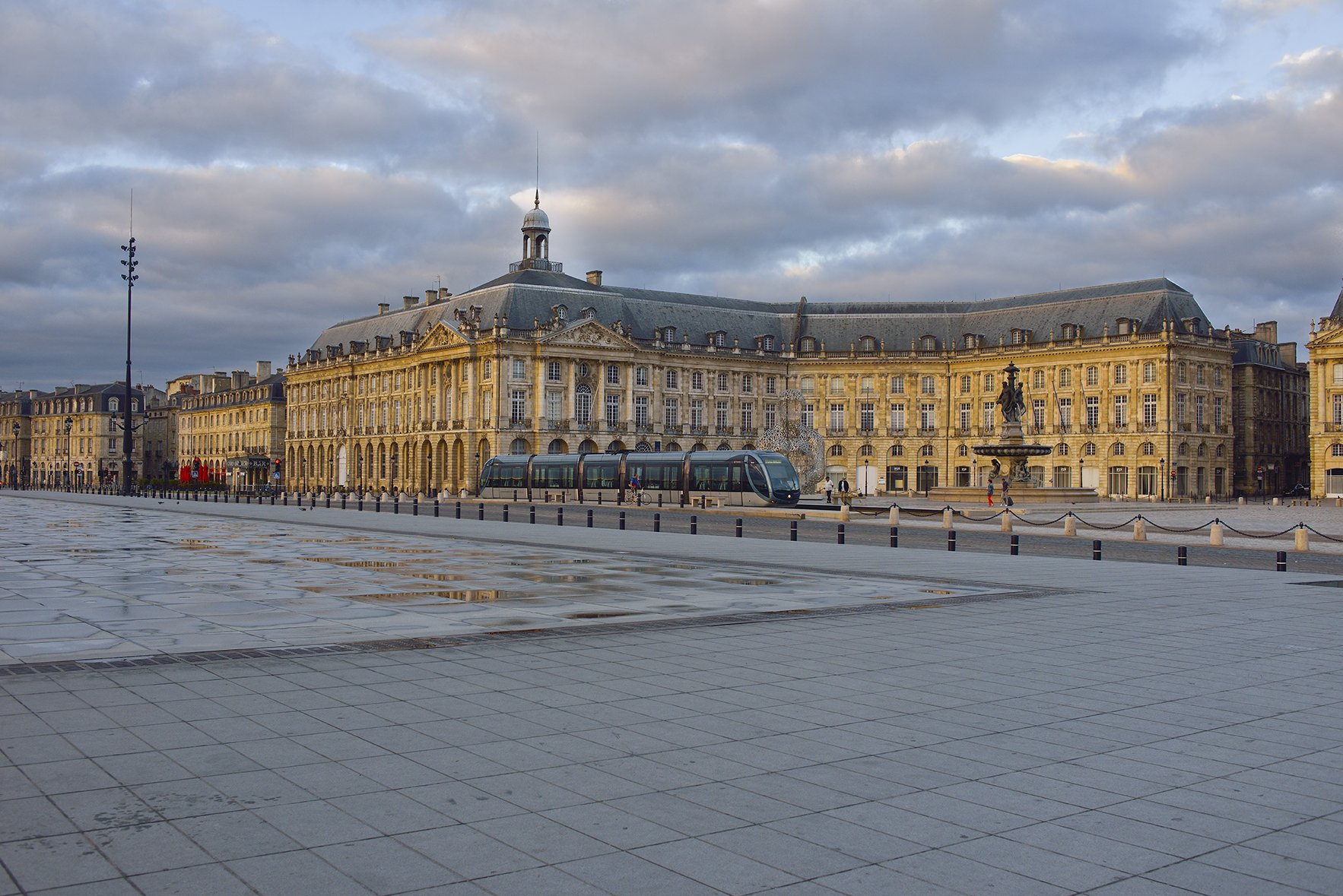 Miroir d'eau de Bordeaux, dalle de granit lisse reflétant la Place de la Bourse