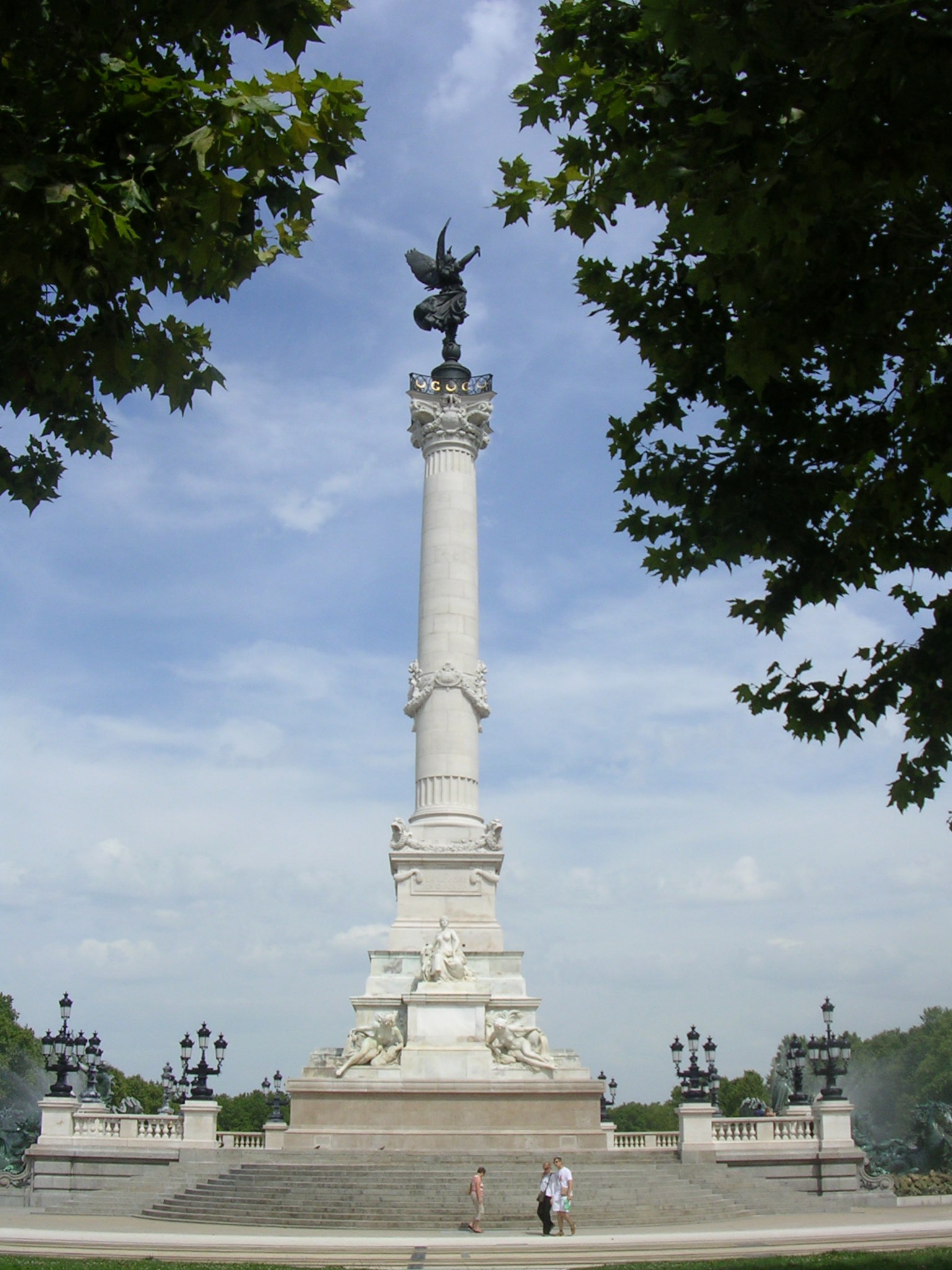 Monument aux Girondins place des Quinconces à Bordeaux, marches et colonnes, spot skate street