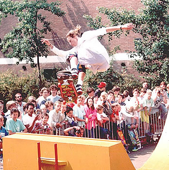 Tony Hawk en frontside ollie sur une mini-rampe devant la foule à Wassenaar, Pays-Bas, en 1987