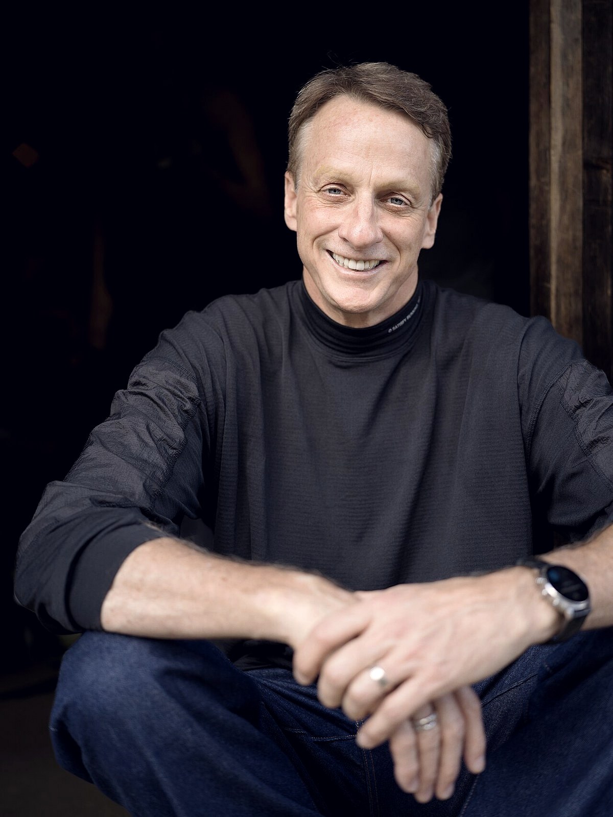 Portrait de Tony Hawk souriant en 2023