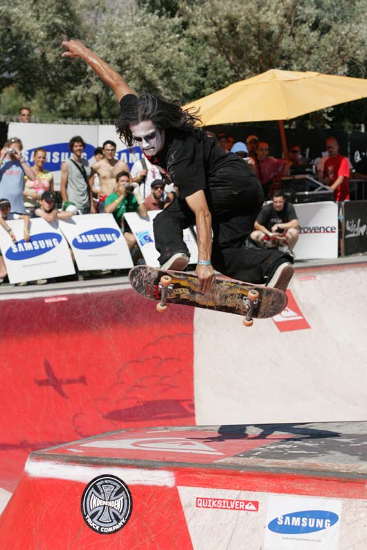 Tony Trujillo en aerial au-dessus du bowl lors du contest Bowlriders à Marseille
