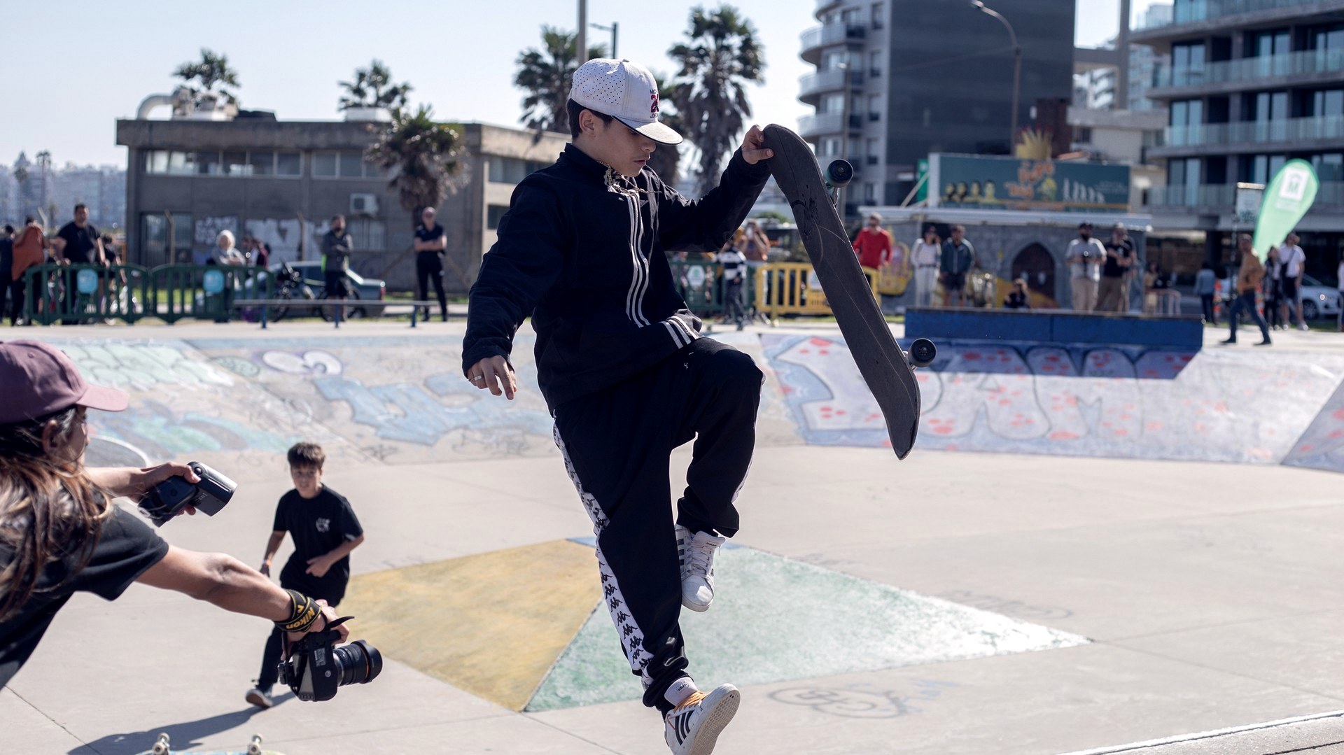 Ado au skatepark avec sa première planche à la main : ce que change le prix quand tu achètes ta première planche