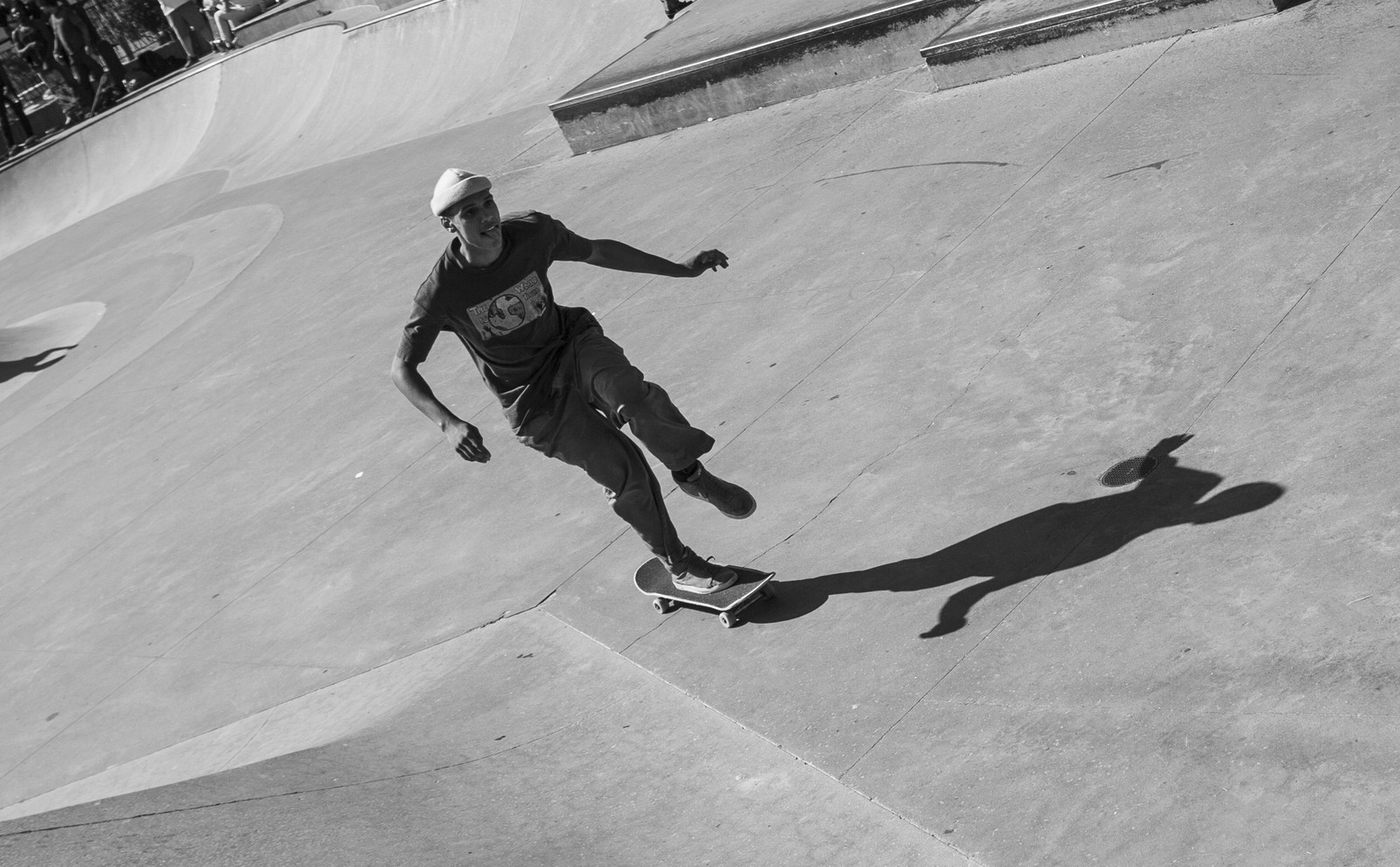 Skateur en roulant, épaules et bras armés à l&rsquo;inverse — le premier des 5 temps du backside 180