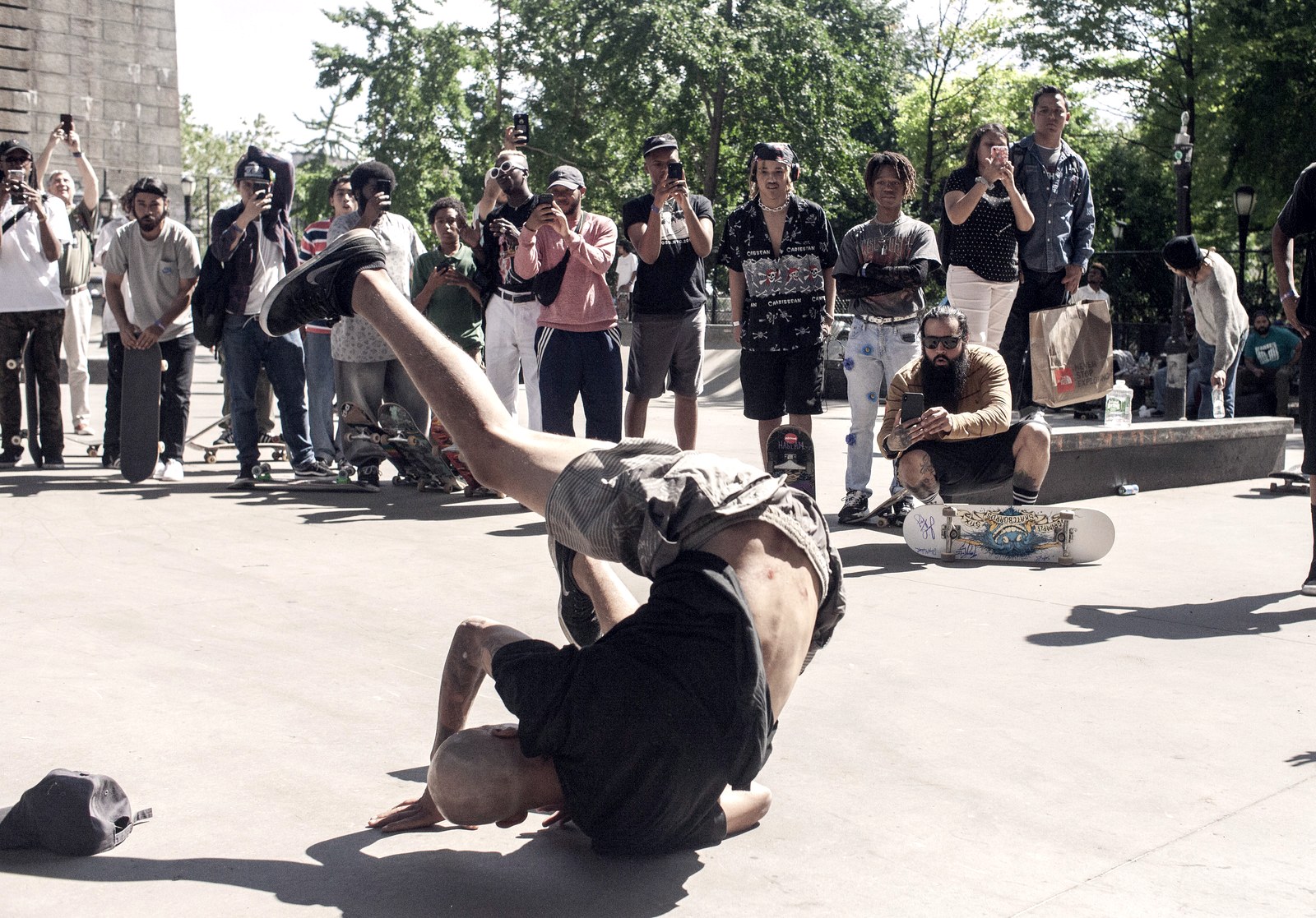 Skateur au sol après une rotation ratée, planche partie sur le côté — l&rsquo;étape obligée avant que l&rsquo;ordre rentre