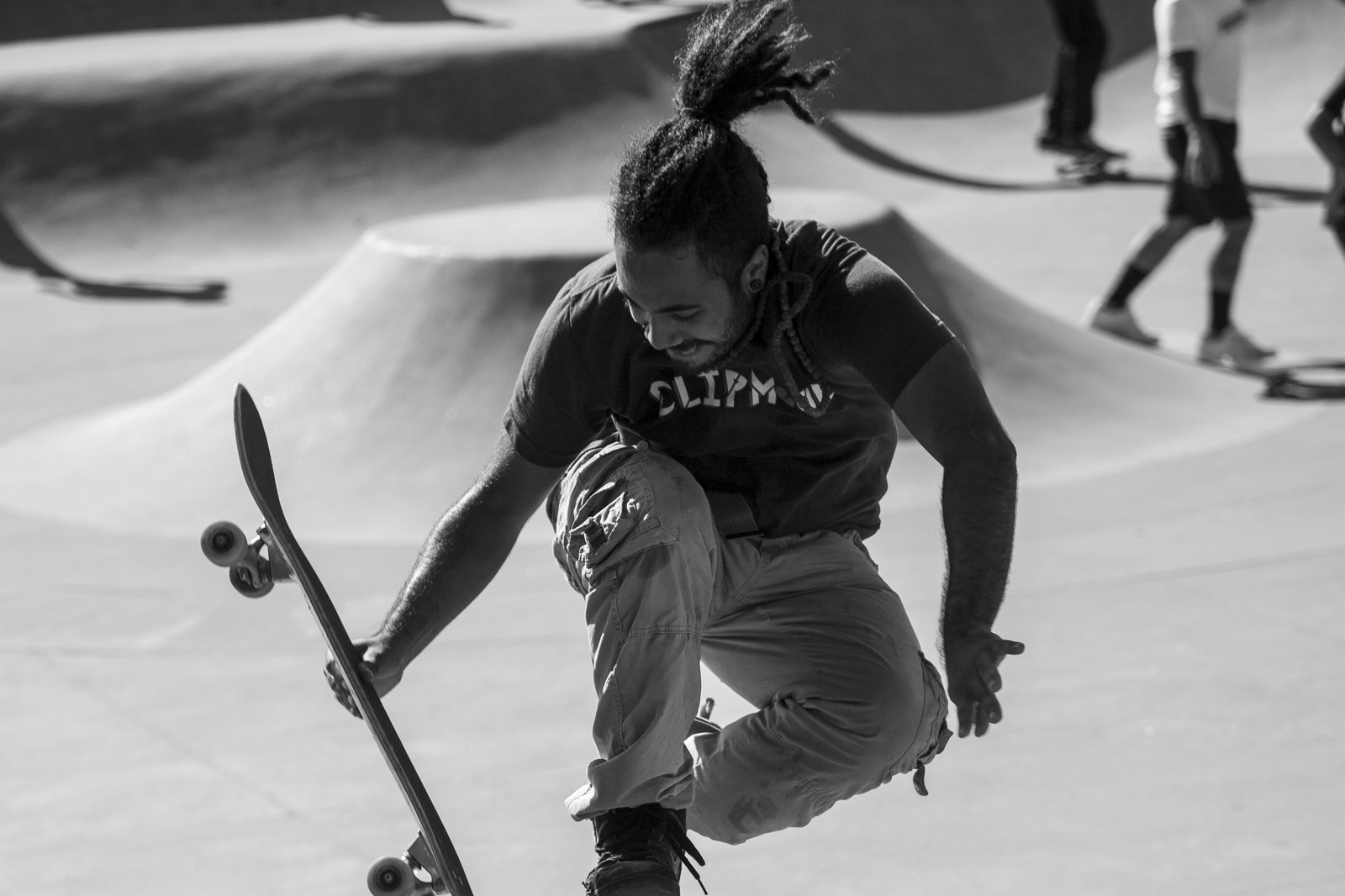 La planche part sans le skateur en pleine rotation — le fail classique du backside 180