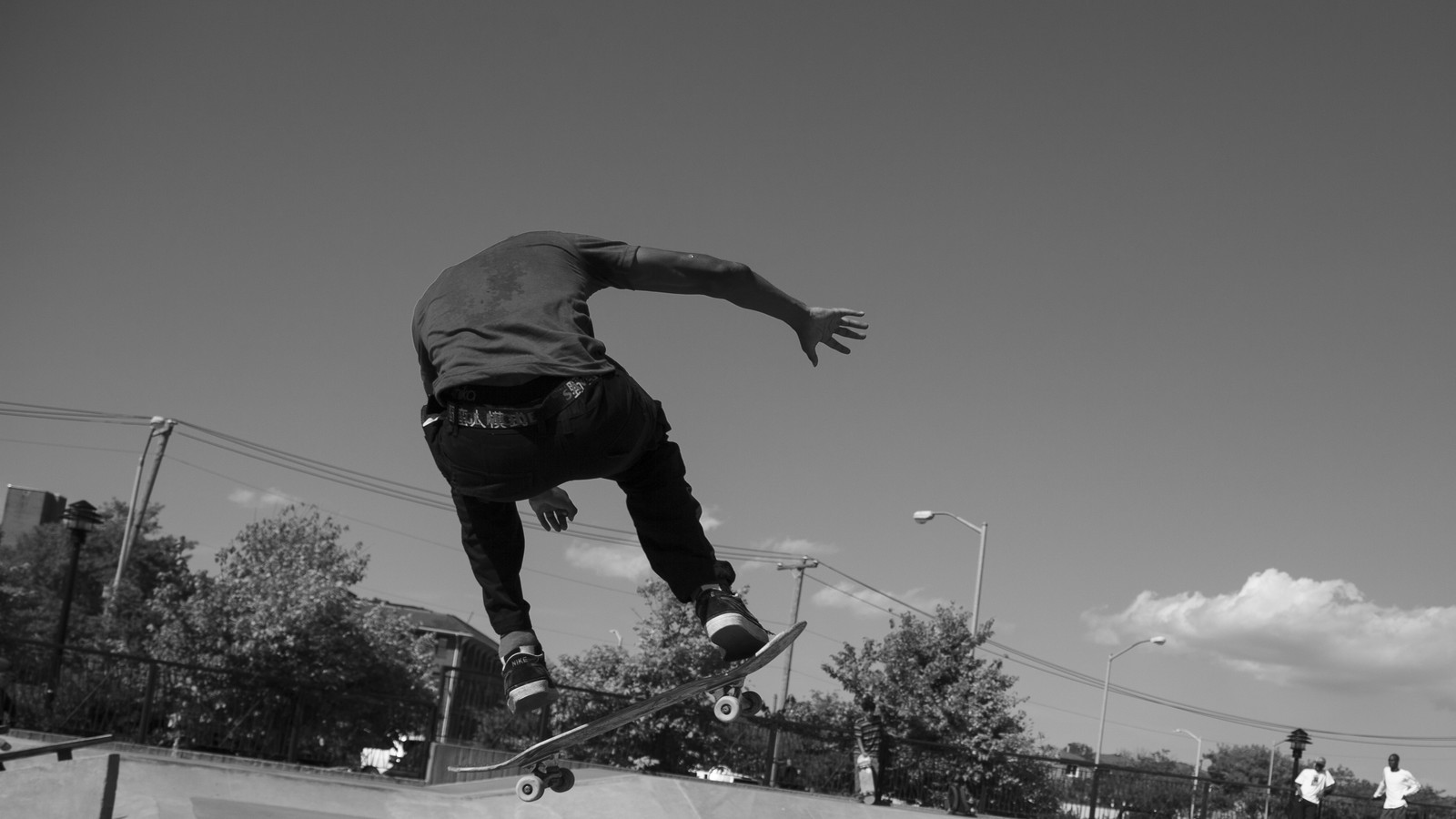 Skateur en l&rsquo;air, planche restée plaquée sous ses pieds — l&rsquo;inverse du buste qui part avant la planche