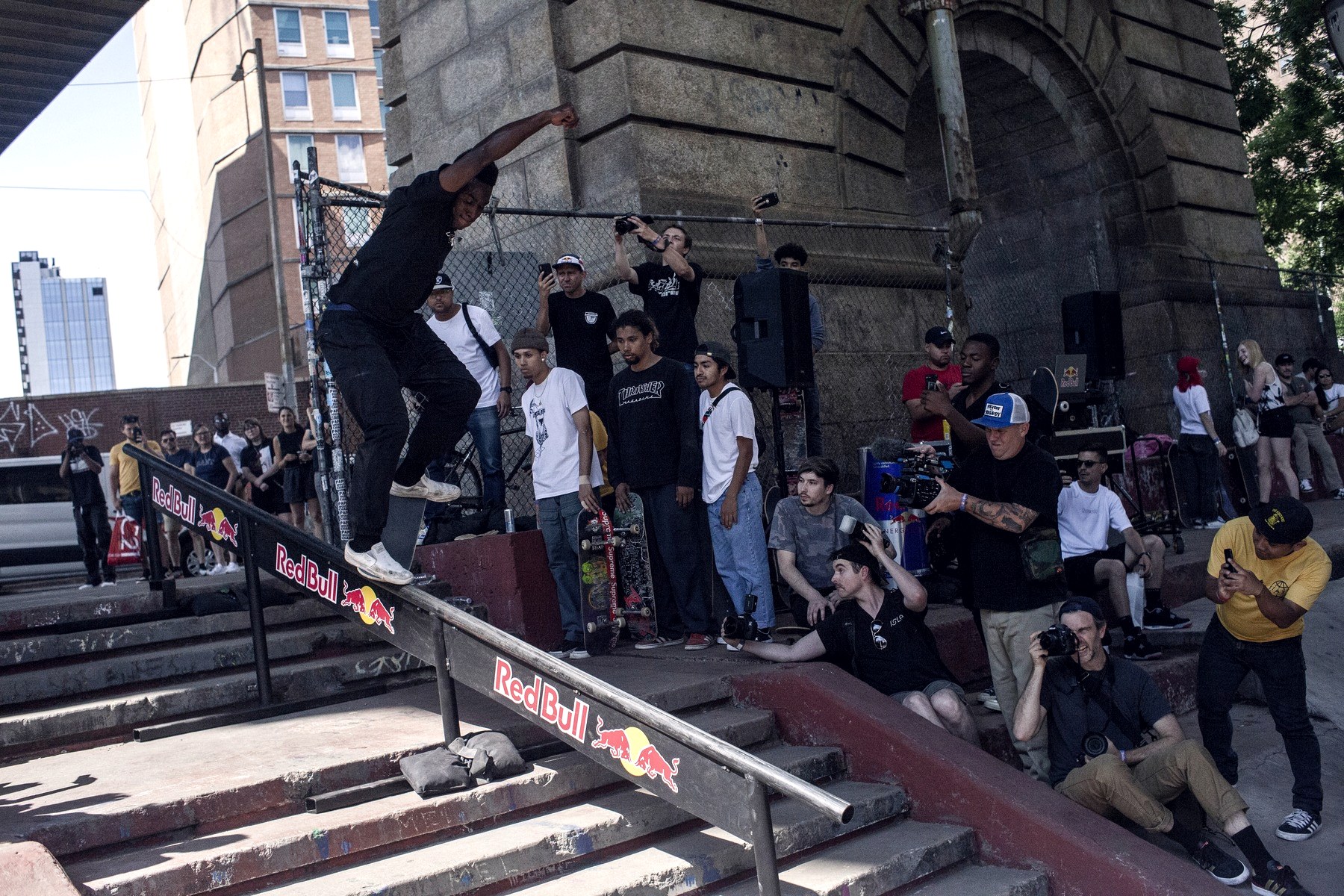 Kevin Godette en backside crooked grind sur un handrail au LES skatepark de New York