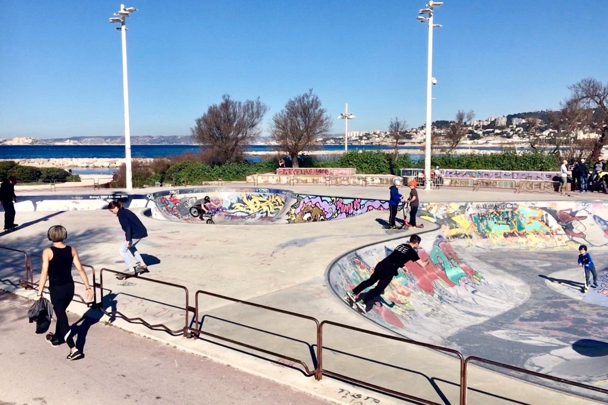 Le bowl du Prado à Marseille, cuvettes taguées face à la mer, un jour ordinaire hors compétition